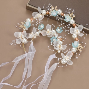 Detail von floralem Haarreif mit weißen Perlen und champagnerfarbenen Blumen auf Organza