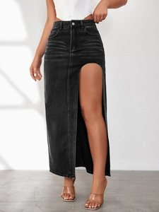 Dettaglio gonna midi in denim nero a vita alta con un moderno spacco laterale