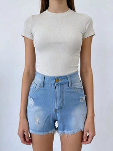 Détail d'un short en jean bleu clair à taille haute avec déchirures et bords effilochés