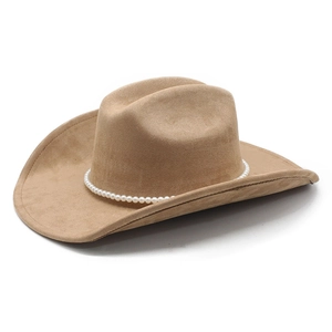 Détail d'un chapeau de cowboy en daim camel avec chaîne de perles blanches sur feutre