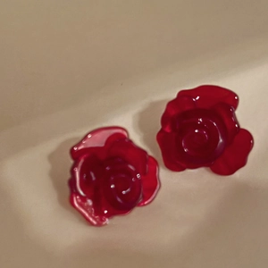 Elegante mehrlagige rote Rosenblüten-Ohrringe mit glänzendem Harz-Finish für Damen