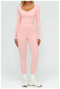 Dettaglio del set yoga rosa a maniche lunghe con top a U e leggings sportivi a vita alta