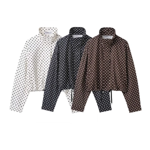 Set casual da donna con giacca a pois a collo alto e pantaloncini con coulisse