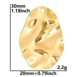 Vue détaillée du pendentif doré martelé avec dimensions de 30 mm par 20 mm
