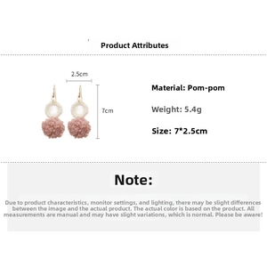 Dettaglio orecchini pompon rosa con anello in maglia bianca e specifiche misure 7x2,5cm