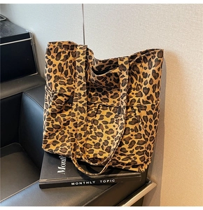 Detailansicht der großen Canvas-Tragetasche mit Leopardenmuster und Seitentasche