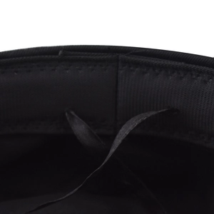 Détail de la doublure intérieure et de la couture du bandeau de la casquette militaire noire