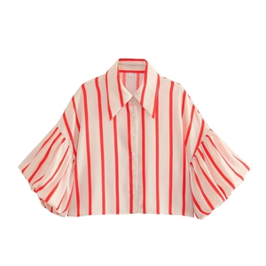 Camicia vintage a righe arancioni e crema da donna con maniche a sbuffo e colletto a punta