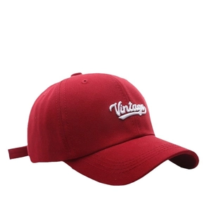 Gorra de béisbol de algodón rojo con bordado Vintage mostrada en un ángulo de 45 grados