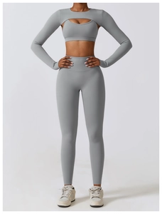 Vue détaillée d'un ensemble de fitness gris 3 pièces avec haussement d'épaules et legging taille haute