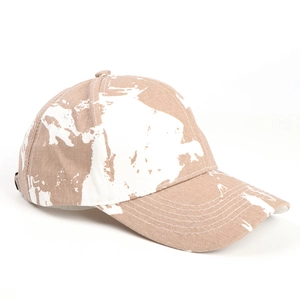 Vue détaillée d'une casquette en coton kaki avec imprimé carte du monde et bord renforcé