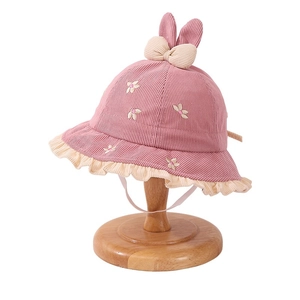 Cappello da sole rosa in velluto con orecchie da coniglio e fiori ricamati
