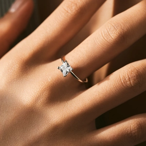 Bague de fiançailles classique en argent 925 avec diamant simulé à coupe carrée brillant