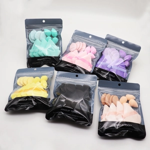 Set di dodici spugne per trucco in vari colori e forme con pratici sacchetti a zip