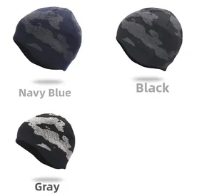 Detailansicht der Winterstrickmützen in Marine, Schwarz und Grau mit Camouflage