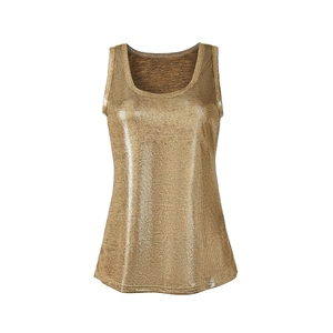 Detail des metallisch goldenen U-Ausschnitt-Tops mit schimmernder Strickgewebestruktur