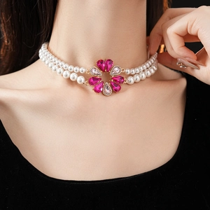 Dettaglio di collana di perle a doppio strato con pendente a fiore di cristallo rosa