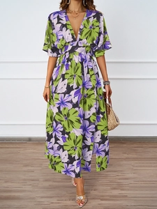 Detail des V-Ausschnitts und Blumendrucks an einem Sommer-Maxikleid für Damen