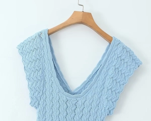 Gros plan d'une robe en maille bleu clair avec col en V et texture tissée 3D