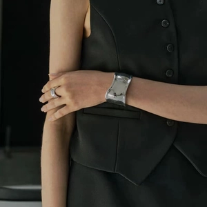 Bracelet large et bague en argent poli de style minimaliste moderne et élégant
