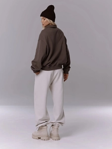 Vue arrière du sweat à capuche marron avec pantalon de jogging gris et bonnet noir