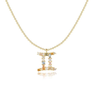 Vue détaillée d'un collier zodiaque Gémeaux en or avec des pierres de zircone colorées