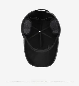 Détails de l'intérieur d'une casquette d'hiver pour homme avec cache-oreilles et doublure noire