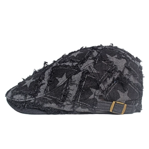 Détail d'une casquette plate en jean gris vintage avec patchwork d'étoile et texture usée