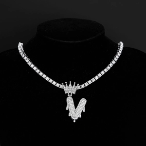 Dettaglio del ciondolo a corona e cuore in argento con pietre su busto nero
