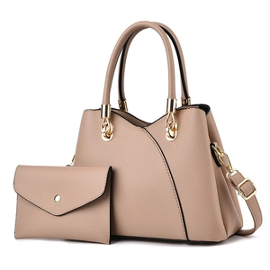 Ensemble sac cabas beige en cuir texturé avec pochette assortie et détails dorés