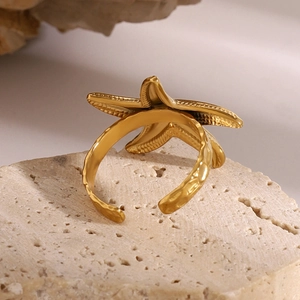 Détail de la bague étoile de mer dorée avec texture martelée irrégulière sur pierre