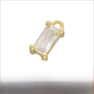 Macro d'un pendentif zircon rectangulaire 4x8,5mm en laiton doré pour création bijoux