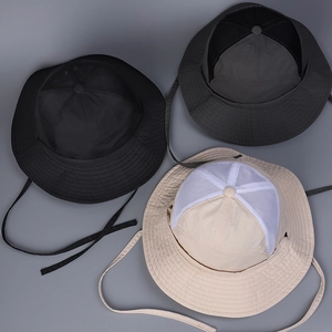 Draufsicht auf drei atmungsaktive Mesh-Sonnenhüte in Schwarz, Dunkelgrau und Beige-Farben