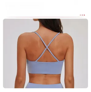 Detail van lichtblauwe sportbeha met elegante gekruiste bandjes en brede elastische band