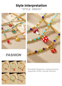 Détail de perles colorées avec breloques en émail en forme de champignon et fraise