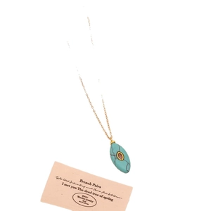 Collier bohème doré avec pendentif feuille turquoise et motif œil central élégant