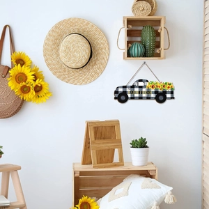 Detail der hölzernen schwarz-weißen LKW-Wanddeko mit Sonnenblumen und Farm Fresh Schriftzug
