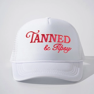 Casquette trucker blanche avec broderie TANNED & Tipsy, filet respirant et sangle réglable