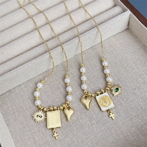 Collier Pendentif Religieux Rétro Cuivre Plaqué Or 18K Zircone Cubique Künstliche Perle Fantaisie Cœur Croix Mauvais Œil Pour Femmes