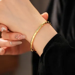 Minimalist gold arrow pattern bangle featuring V-shaped chain links for women