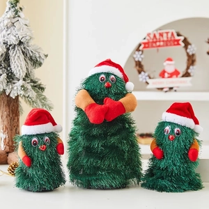 Trois sapins de Noël en peluche avec bonnets rouges et visages drôles dans un décor cosy