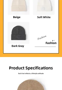 Detailansicht der Winterstrickmütze mit Smile-Stickerei in Beige und Grau