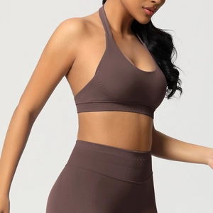 Vue latérale du soutien-gorge de sport dos nu marron et du legging de yoga taille haute