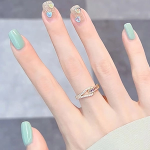 Faux Ongles à Presser Vert Clair Cœur Strass Étincelants en Résine pour Femmes Décoration de Manucure Quotidienne et Fête