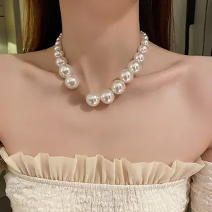 Dettaglio della collana di perle barocche bianche con perle sfumate indossata su un modello