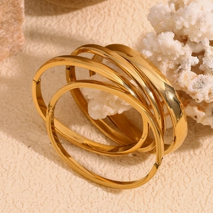 Dettaglio di bracciali in acciaio inossidabile placcato oro 18K 4mm su corallo