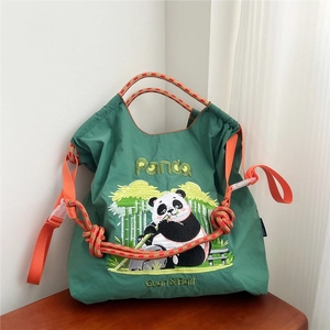 Sac bandoulière en nylon vert avec broderie panda et bandoulière en corde