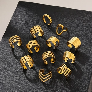 Detail van een 12-delige gouden open ringenset met diverse geometrische ontwerpen