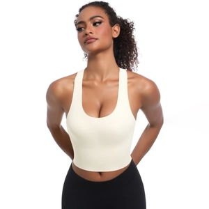 Détail du soutien-gorge de sport crème minimaliste avec bretelles larges et tissu stretch