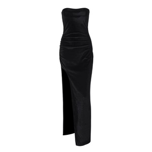 Elegante schwarze schulterfreie Samt-Maxikleid mit Seitenschlitz und Falten auf weißem Grund